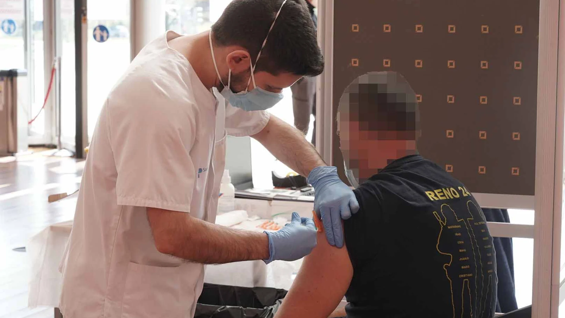 Un policía nacional recibe la primera dosis de la vacuna contra la covid en el Centro Cultural Miguel Delibes, en Valladolid