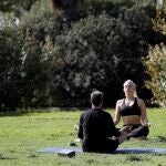 Dos personas realizan ejercicios al aire libre en los jardines del Turia. A partir del 15 de marzo se reabrirán los gimnasios