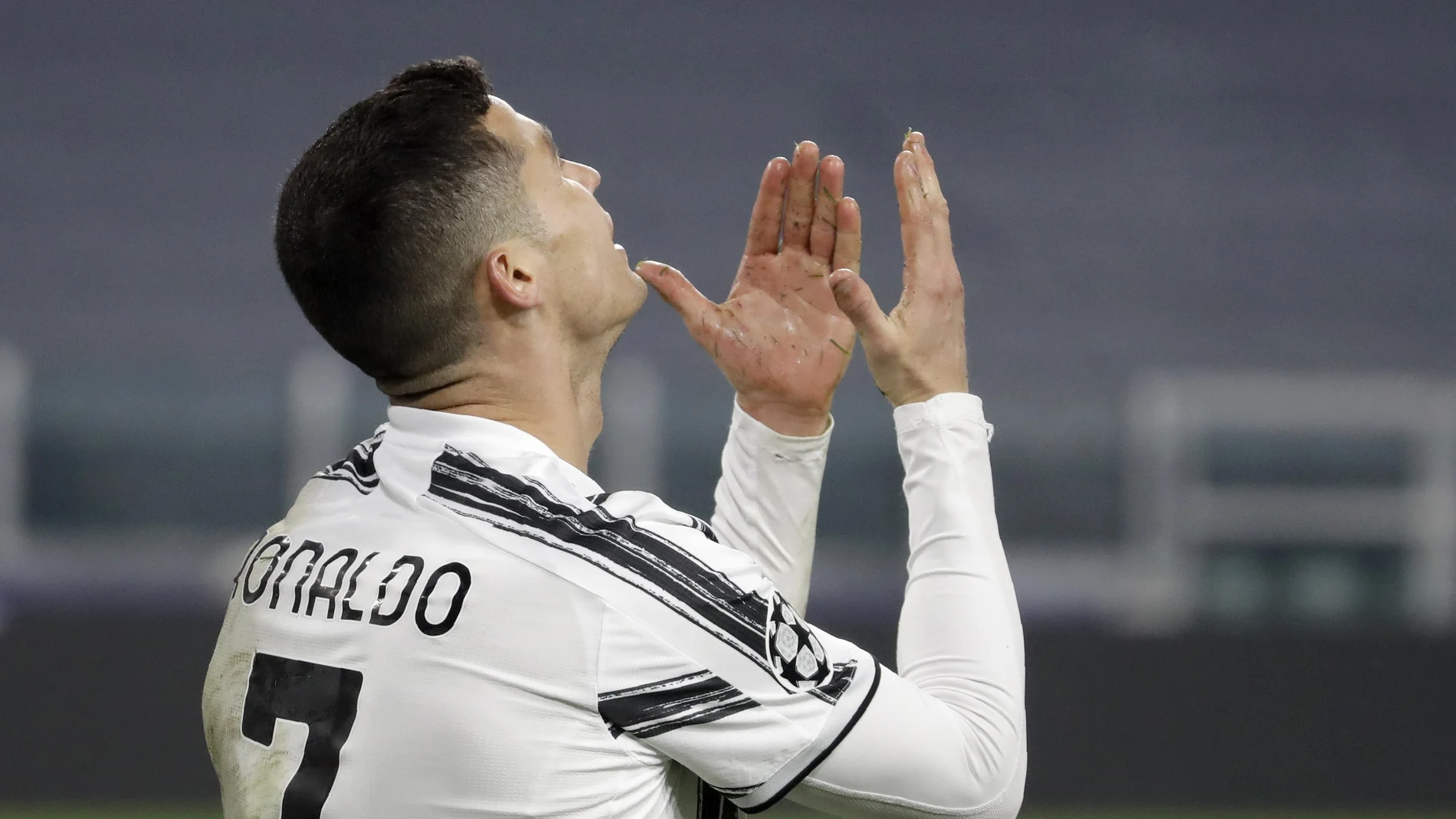 Cristiano Ronaldo se queja durante el partido entre la Juventus y el Oporto