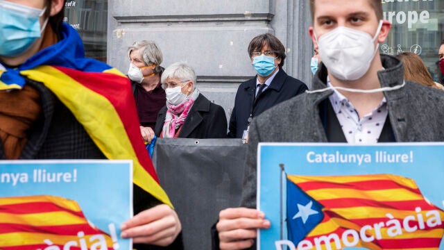 El expresidente de la Generalitat, Carles Puigdemont, junto a la exconsellera Clara Ponsatí