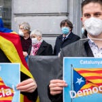 El expresidente de la Generalitat, Carles Puigdemont, junto a la exconsellera Clara Ponsatí