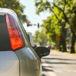 Un coche circula por una calle