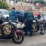 Miembros de la Guardia Civil revisan algunas de las motocicletas decomisadas a los delincuentes