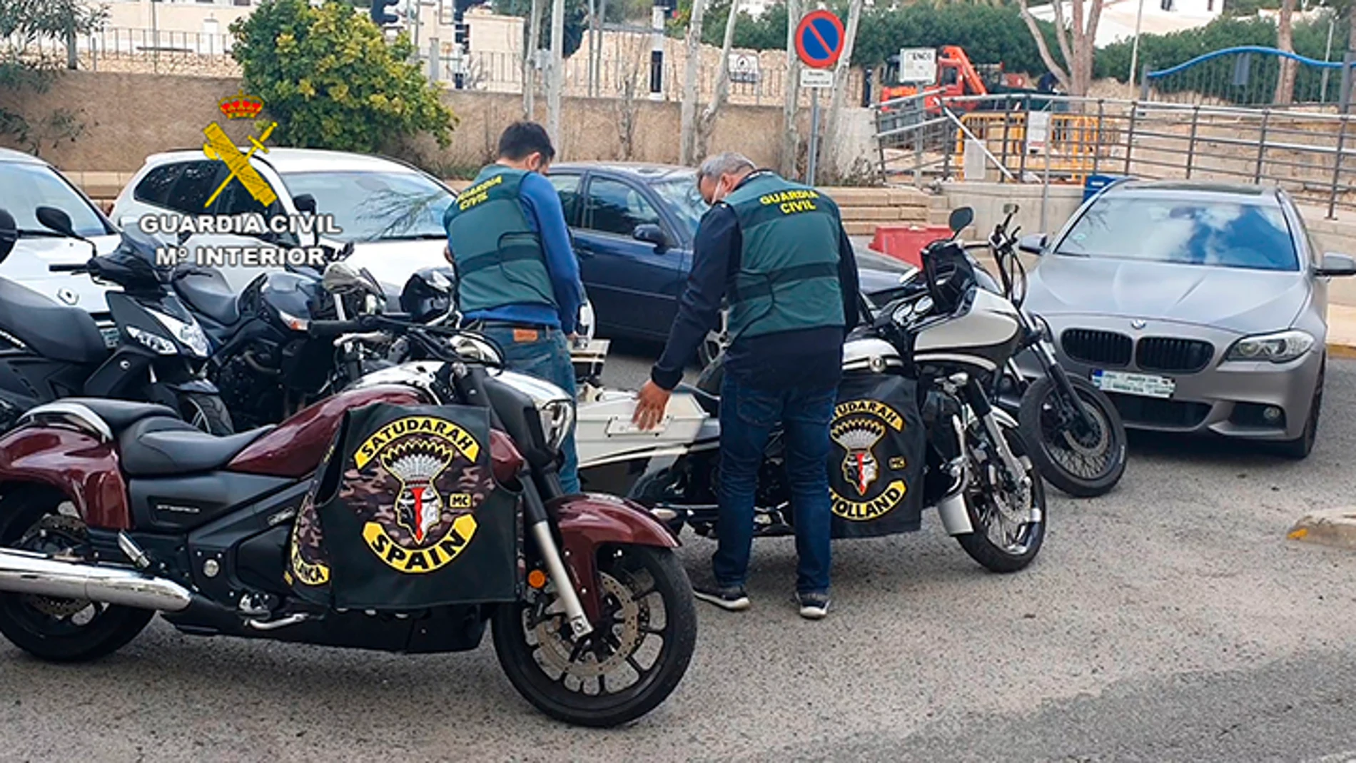 Miembros de la Guardia Civil revisan algunas de las motocicletas decomisadas a los delincuentes