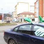Las vacas también son animales, reza un cartel de un ganadero que ha participado en la protesta contra la protección del lobo que se pretenden en España en Aguilar de Campoó (Palencia)