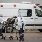 AME991. BRASILIA (BRASIL), 10/03/2021.- Una persona es transferida por personal de salud al hospital Pronto Socorro hoy, en Brasilia (Brasil). Brasil, al borde del colapso sanitario, vive el peor momento de la pandemia tras registrar la víspera un nuevo récord diario de muertes por covid-19, mientras la vacunación avanza a marcha lenta ante la falta de las dosis disponibles. El país sudamericano registró en las últimas 24 horas 1.972 nuevas muertes por la enfermedad, un nuevo récord de víctimas diarias desde el inicio de la pandemia, así como 70.764 nuevos contagios, informó ayer el Ministerio de Salud. EFE/ Joédson Alves