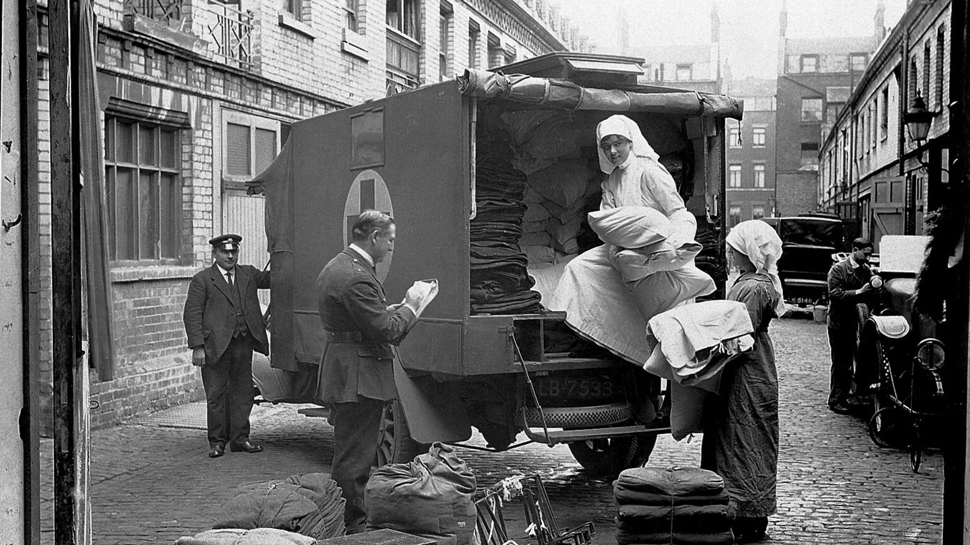 Una ambulancia repleta de mantas en Gower Mews, Londres, en septiembre de 1918