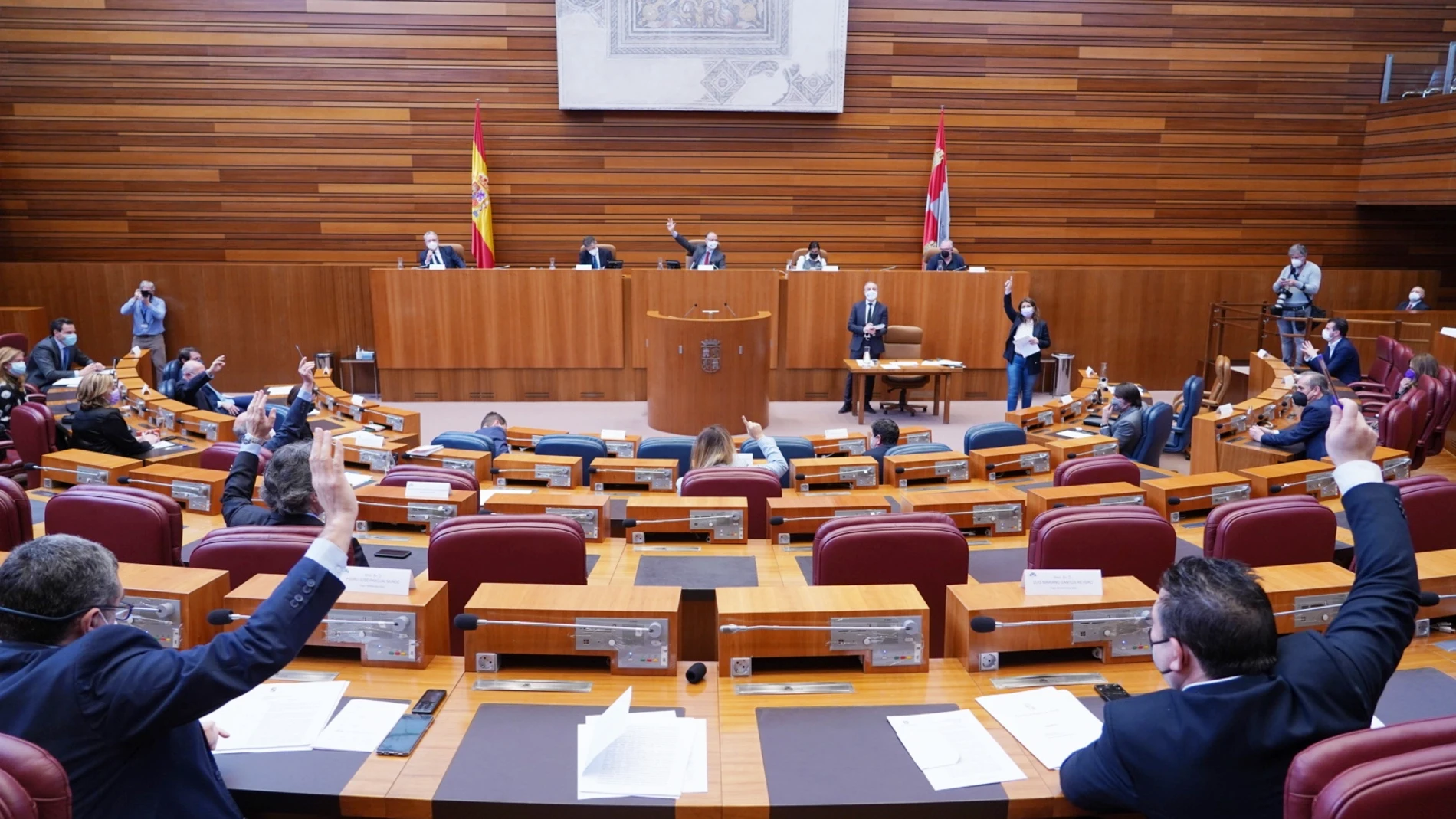 Una de las votaciones del Pleno de las Cortes regionales