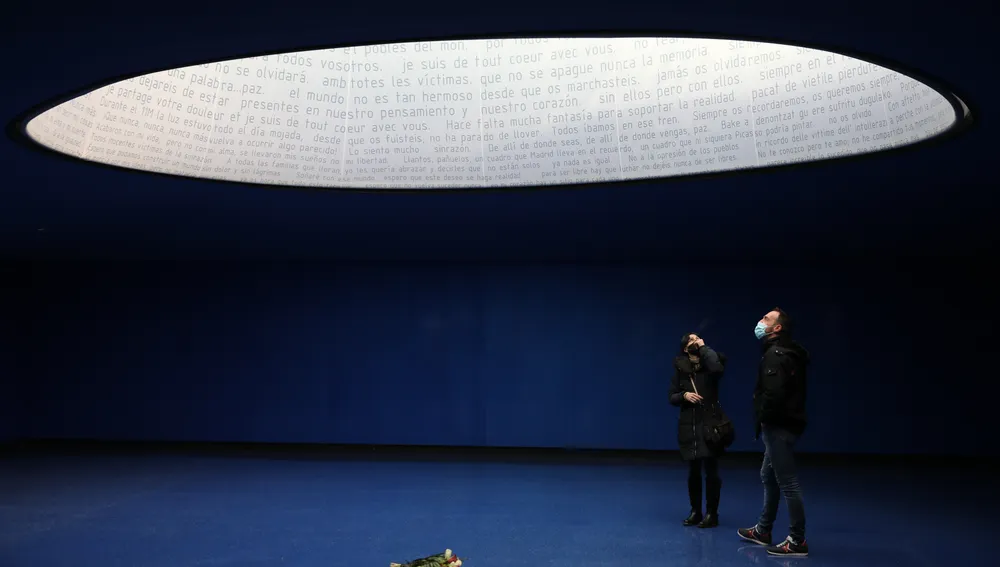 El elemento central del monumento homenaje a las víctimas del 11-M en la estación de tren de Atocha es una membrana en la que se pueden leer mensajes de personas anónimas en distintos idiomas.