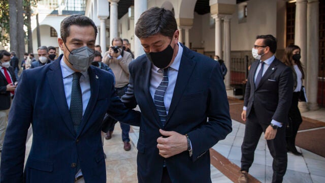 El presidente de la Junta de Andalucía, Juanma Moreno (i) y el vicepresidente de la Junta, Juan Marín (d), después de atender a los medios de comunicación