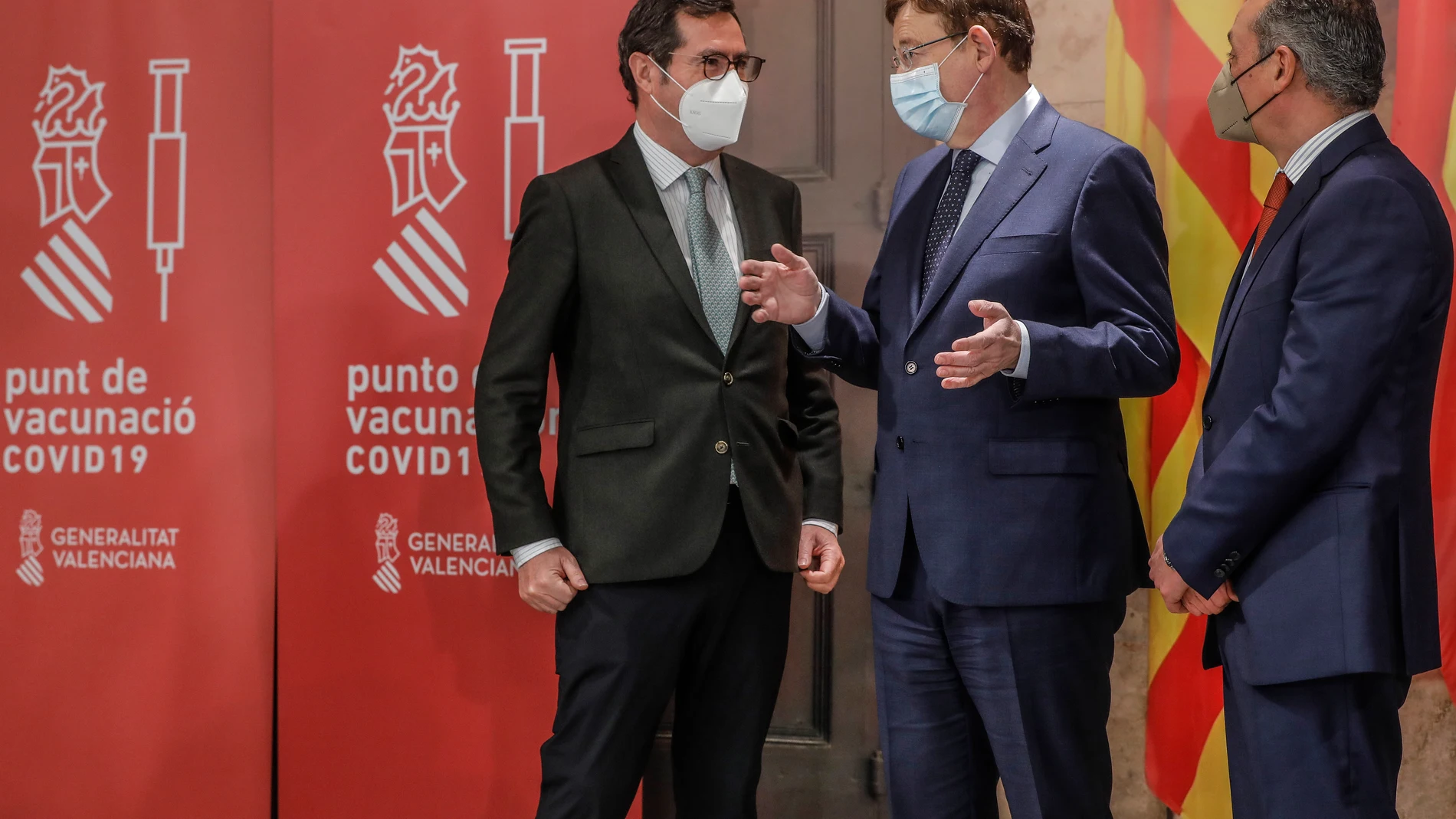 El presidente de la Generalitat, Ximo Puig (centro), acompañado de los presidentes de la CEOE, Antonio Garamendi (i), y de la CEV, Salvador Navarro (d), durante el acto