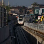 Un tren circula por la estación Murcia del Carmen