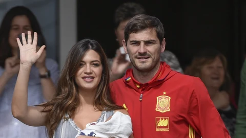 Iker Casillas y Sara Carbonero, tras el nacimiento de su segundo hijo, Lucas.
