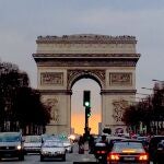 Campos Elíseos y el Arco del Triunfo en el fondo