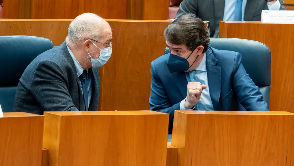 El vicepresidente de Castilla y León, Francisco Igea (i), conversa con el presidente regional, Alfonso Fernández Mañueco (d), durante un Pleno en las Cortes autonómicas, en Valladolid, Castilla y Léon (España), a 10 de marzo de 2021. El PSCyL ha presentado este miércoles, a última hora de la mañana, una moción de censura contra el Gobierno de coalición de PP y Cs en la Junta de Castilla y León y propone al secretario regional de los socialistas, Luis Tudanca, como candidato alternativo. En el texto de la moción, el PSOE justifica la presentación de esta iniciativa en las "múltiples causas de corrupción política" abiertas en los tribunales, después de más de 30 años de gobierno del PP, y sometidas a comisiones de investigación en las Cortes, en la alternancia política, "basada en la voluntad popular" manifestada en las elecciones de mayo de 2019, donde el Partido Socialista fue el más votado en la Comunidad, y porque supone "una opción p
