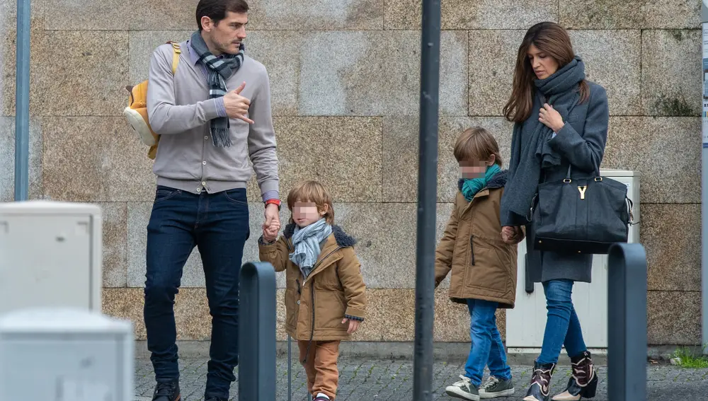 Sara Carbonero e Iker Casillas, caminan con sus hijos por Oporto