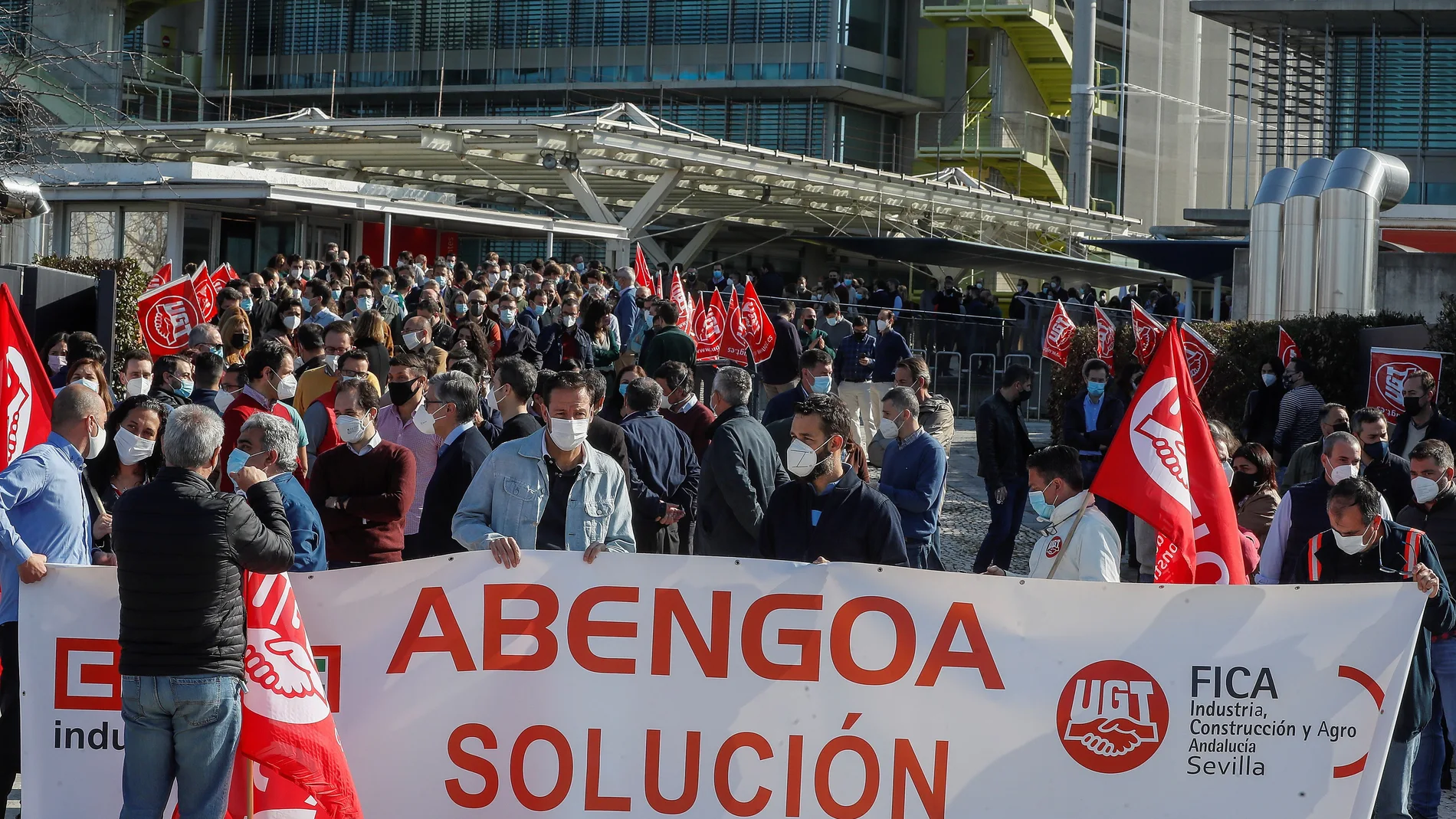 Trabajadores de Abengoa, durante una concentración en Palmas Altas, sede central de la empresa en Sevilla