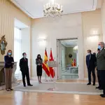 Los consejeros de la Comunidad de Madrid esperan la llegada de la presidenta madrileña, Isabel Díaz Ayuso (PP), a la rueda de prensa ofrecida en la sede de la Comunidad