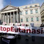 Protesta ante el Congreso en contra de la eutanasia