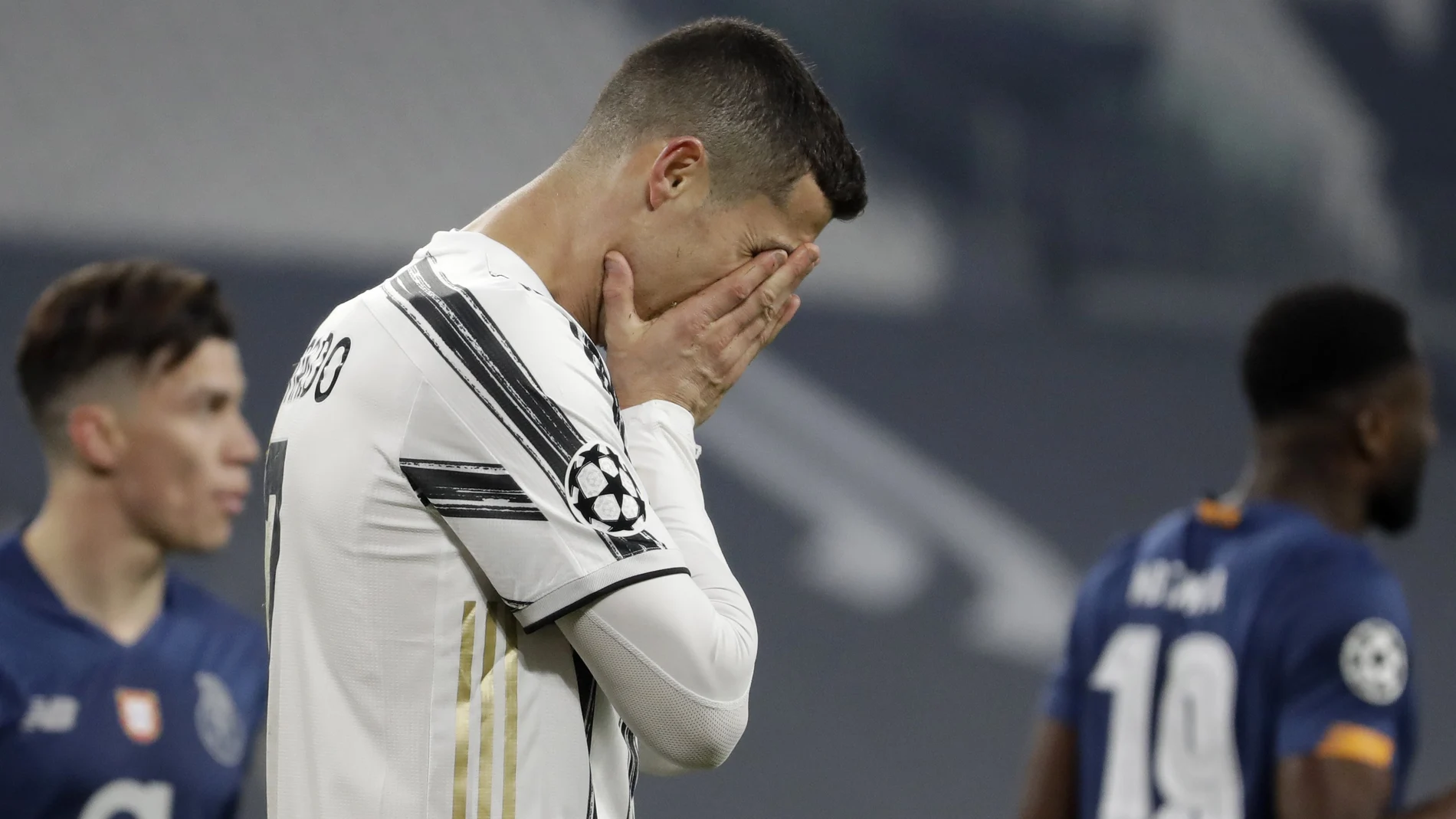 Cristiano Ronaldo se lamenta en el partido que la Juventus perdió contra el Oporto