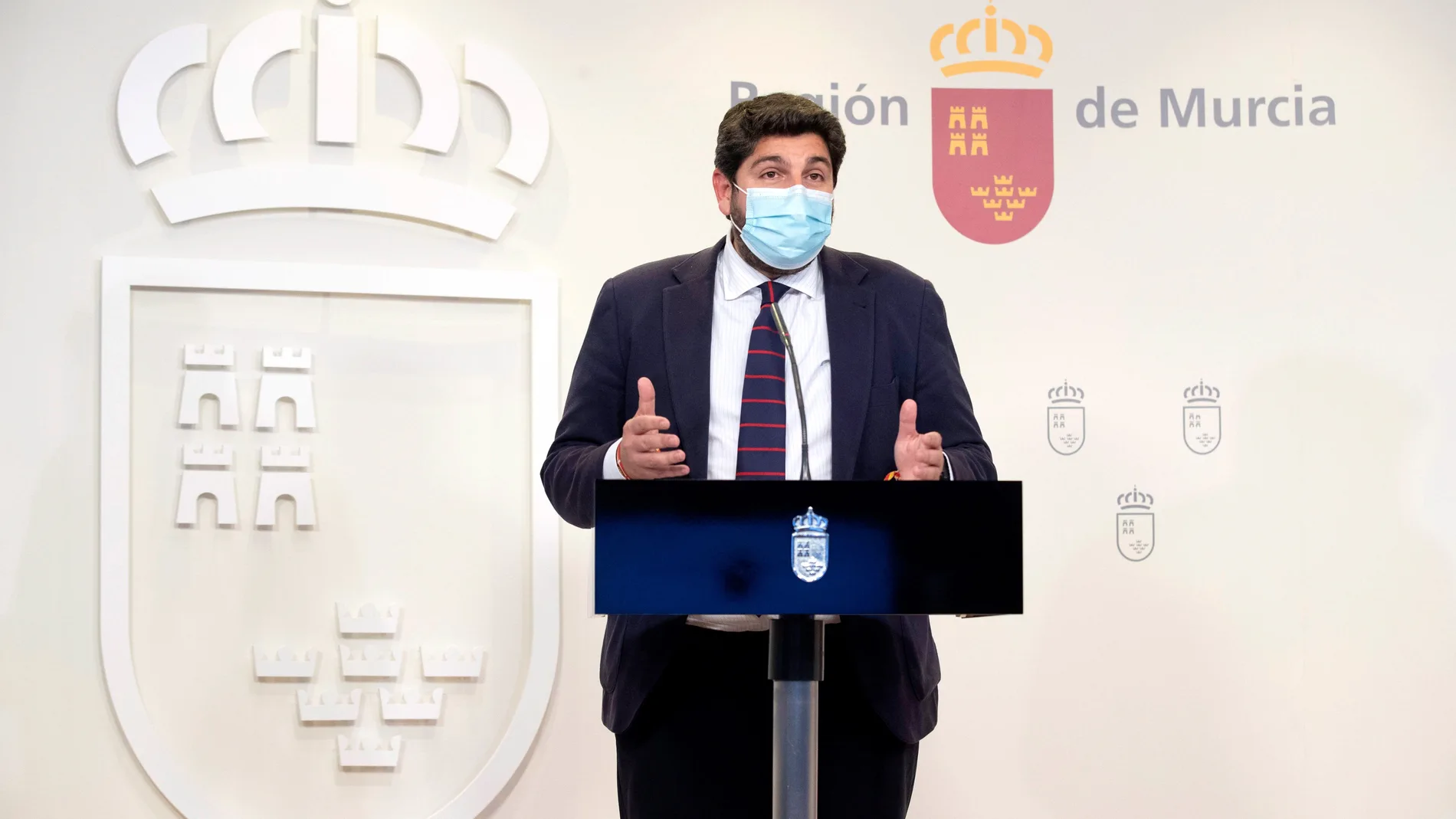 El presidente de la Comunidad de Murcia, Fernando López Miras, durante la rueda de prensa que ha ofrecido este miércoles tras conocerse la presentación de una moción de censura contra su gobierno