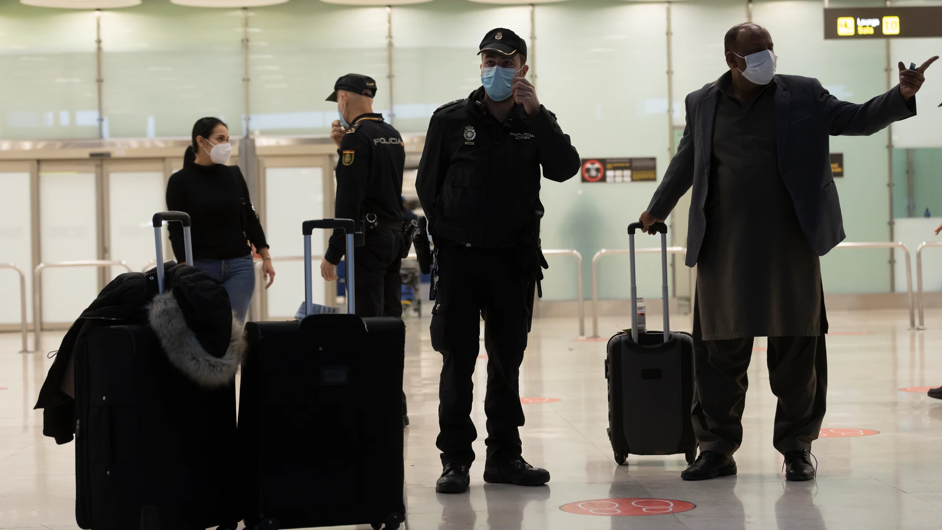 Controles en Barajas a pasajeros que llegan a nuestro país