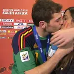 El portero de la selección española, Iker Casillas, en el momento en el que besa a su novia, la periodista Sara Carbonero (d), durante la entrevista que concedió el guardameta tras el partido correspondiente a la final del Mundial de Sudáfrica.
