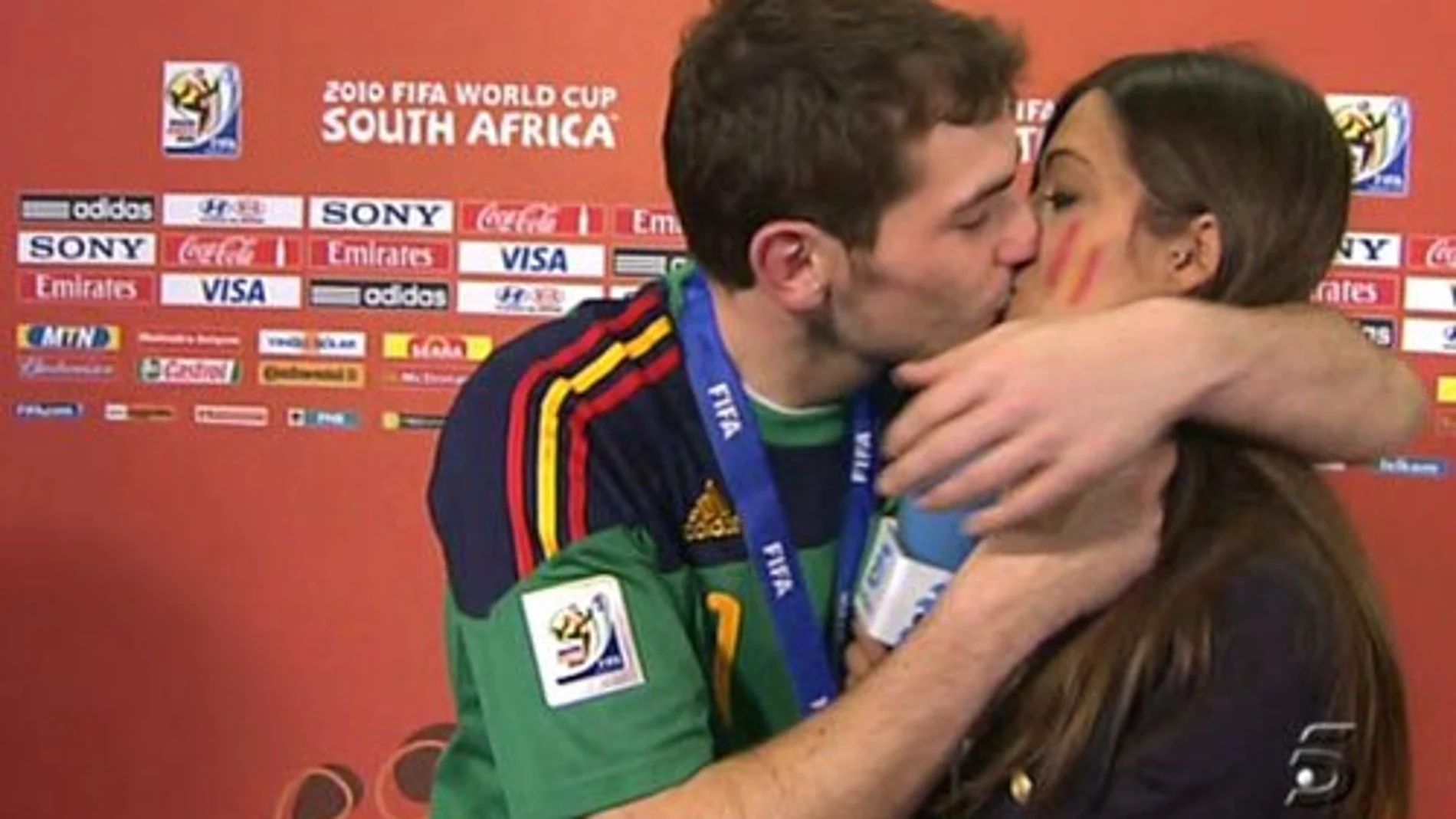 El portero de la selección española, Iker Casillas, en el momento en el que besa a su novia, la periodista Sara Carbonero (d), durante la entrevista que concedió el guardameta tras el partido correspondiente a la final del Mundial de Sudáfrica.