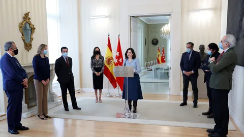 La presidenta madrileña, Isabel Díaz Ayuso, rodeada por sus consejeros, ayer en la sede de la Comunidad de Madrid