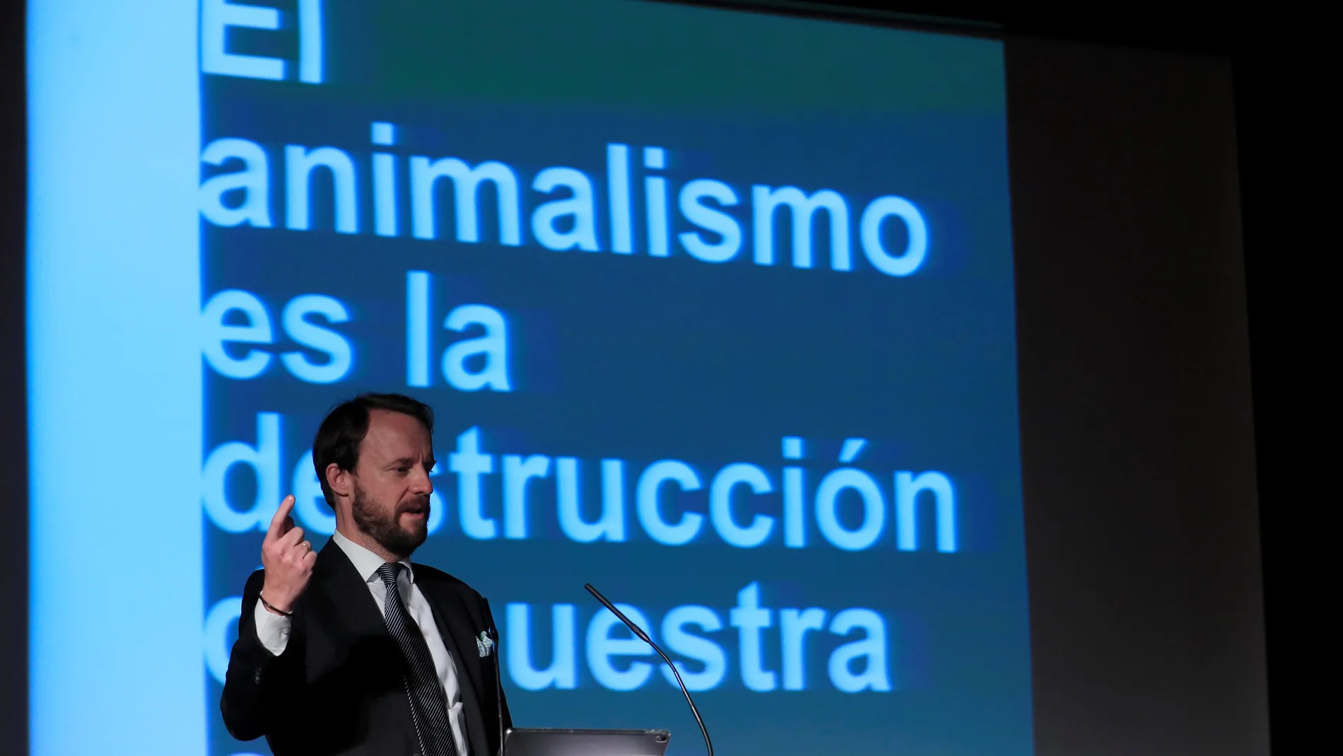 El portavoz de la Fundación Toro de Lidia, el periodista Chapu Apaolaza, da un discurso durante la presentación del nuevo proyecto de la Fundación, un centro de pensamiento y reflexión alrededor del fenómeno de la tauromaquia, este miércoles en Madrid.