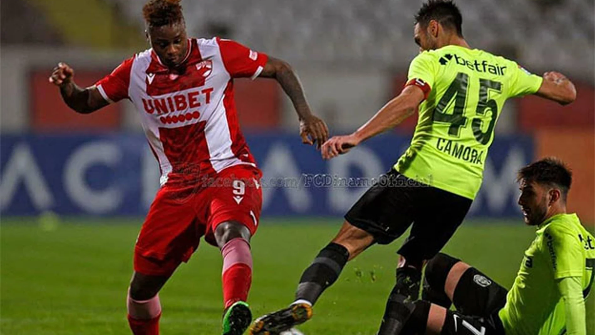 Magaye Gueye (izquierda), en un partido con el Dinamo de Bucarest.