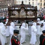 Semana Santa de Palencia. Viernes Santo. Procesión del Santo entierro, En la imagen el paso del Santo entierro custodiado por policias nacionales en la plaza de la Inmaculada.