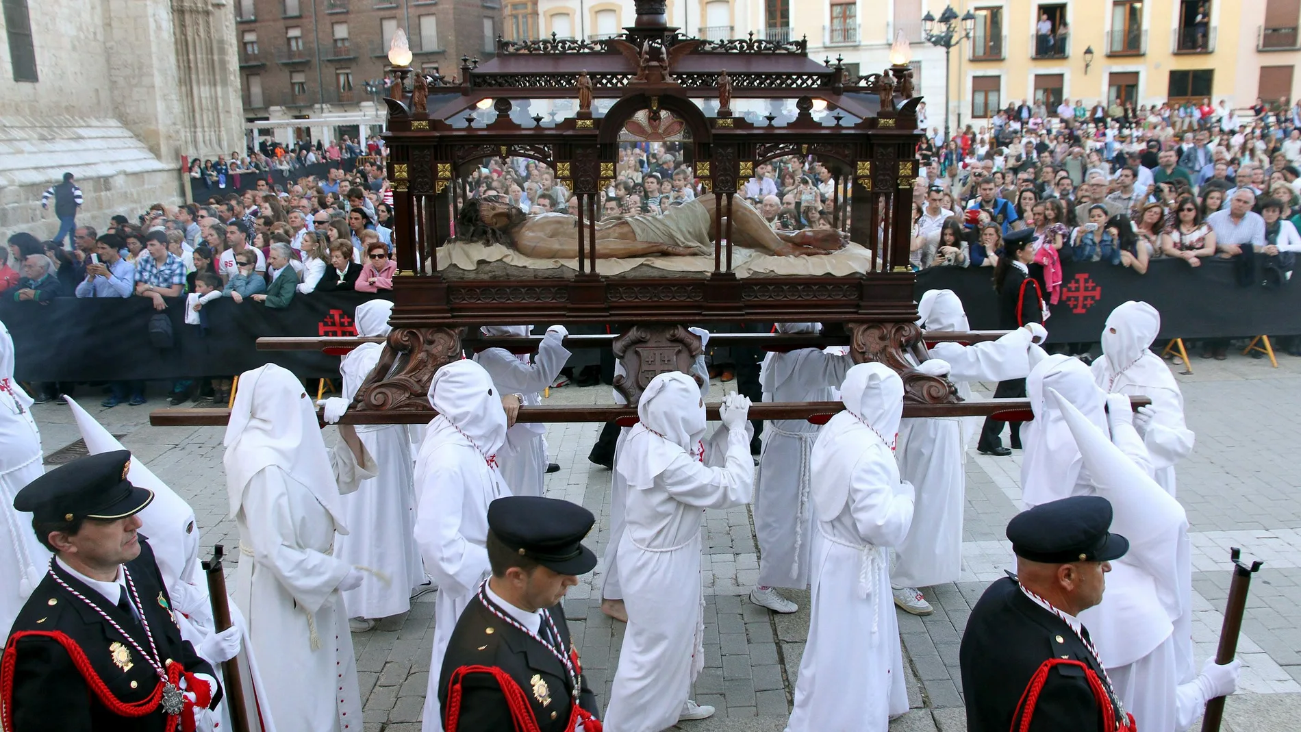 Semana Santa de Palencia. Viernes Santo. Procesión del Santo entierro, En la imagen el paso del Santo entierro custodiado por policias nacionales en la plaza de la Inmaculada.