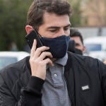 Iker Casillas sale del colegio de sus hijos