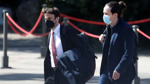 El vicepresidente segundo del Gobierno, Pablo Iglesias (d) junto al líder del grupo de Unidas Podemos-En Comú Podem en el Congreso, Jaume Asens