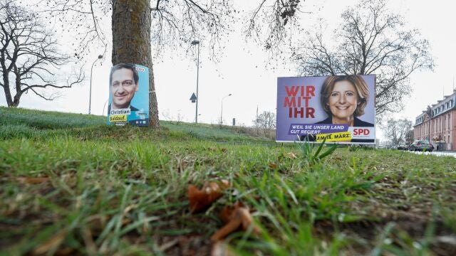 Carteles electorales de los candidatos regionales democristiano y socialdemócrata en Mainz (Renania Palatinado)