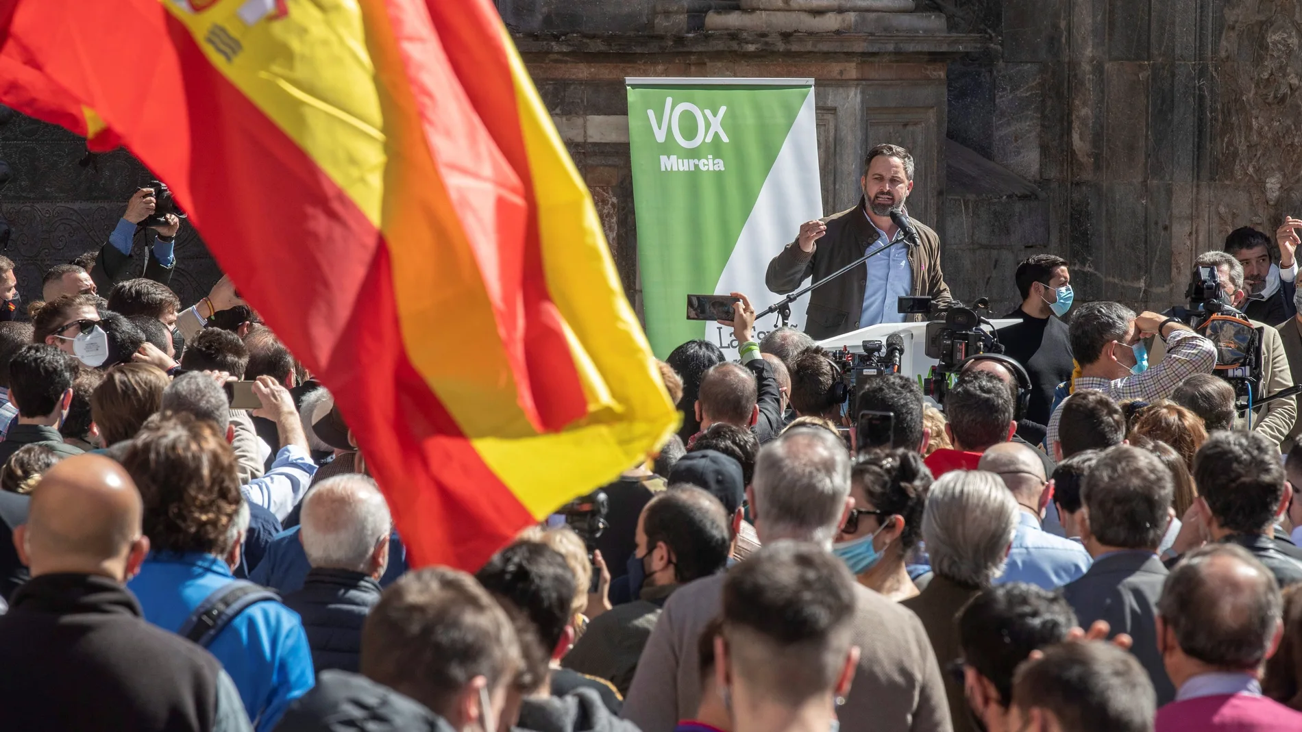 El líder de Vox, Santiago Abascal, comparece ante la prensa en Murcia