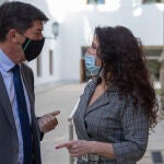 El vicepresidente de la Junta de Andalucía, Juan Marín (i) conversa con la consejera de Igualdad, Rocío Ruiz (d)