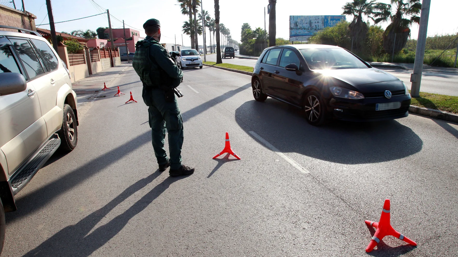 Control policial en la Línea de la Concepción (Cádiz)