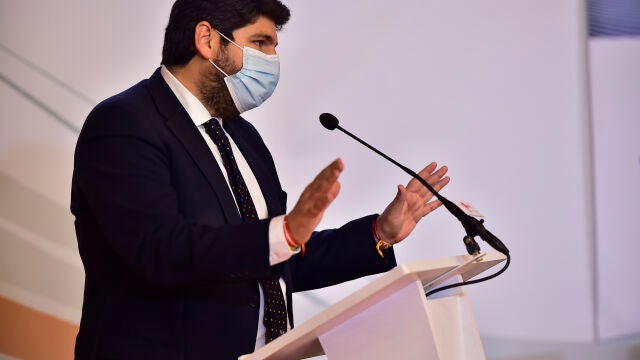 El presidente de la Comunidad Autónoma de la Región de Murcia, Fernando López Miras interviene durante la inauguración de las Jornadas Empresarias ‘Comarca Campo de Cartagena: una mirada al futuro con optimismo’, en el Auditorio y Palacio de Congresos El Batet, Cartagena, Murcia (España), a 11 de marzo de 2021. El acto se celebra un día después de que Ciudadanos y PSOE presentarán una moción de censura en la Asamblea Regional y en el Ayuntamiento de Murcia que pondría fin al gobierno de coalición que la formación naranja mantiene con el PP en ambas instituciones. Esto supondría el fin del Gobierno presidido por Fernando López Miras en la Comunidad.11 MARZO 2021;MOCIÓN DE CENSURA;PSOE;CIUDADANOS;PP;MURCIA;LÓPEZ MIRASIván Urquizar / Europa Press11/03/2021