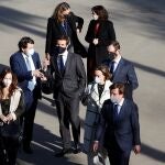 El líder del Partido Popular, Pablo Casado (c), el alcalde de Madrid, José Luis Martínez-Almeida (d), la presidenta de la Comunidad de Madrid, Isabel Díaz Ayuso (4-d) y el presidente de la Junta de Castilla y León, Alfonso Fernández Mañueco (2-i), durante el acto de Estado celebrado hoy de reconocimiento y memoria a todas las víctimas del terrorismo