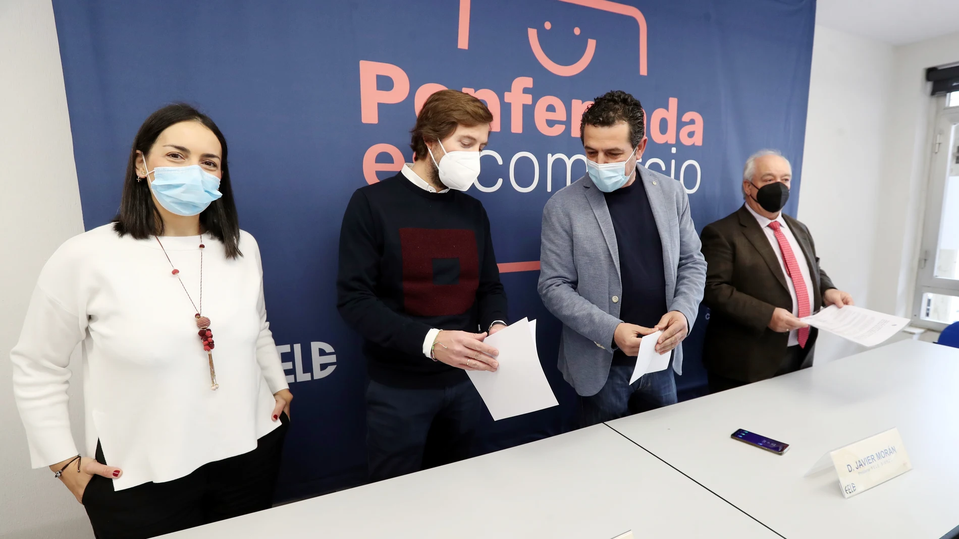 El presidente de FELE Bierzo, Javier Morán (2D), junto al presidente y vicepresidenta de la nueva asociación Ponferrada Es Comercio, Ángel Luis Escuredo (2I), y Paula Ramón, durante la presentación de los objetivos y líneas de actuación del colectivo