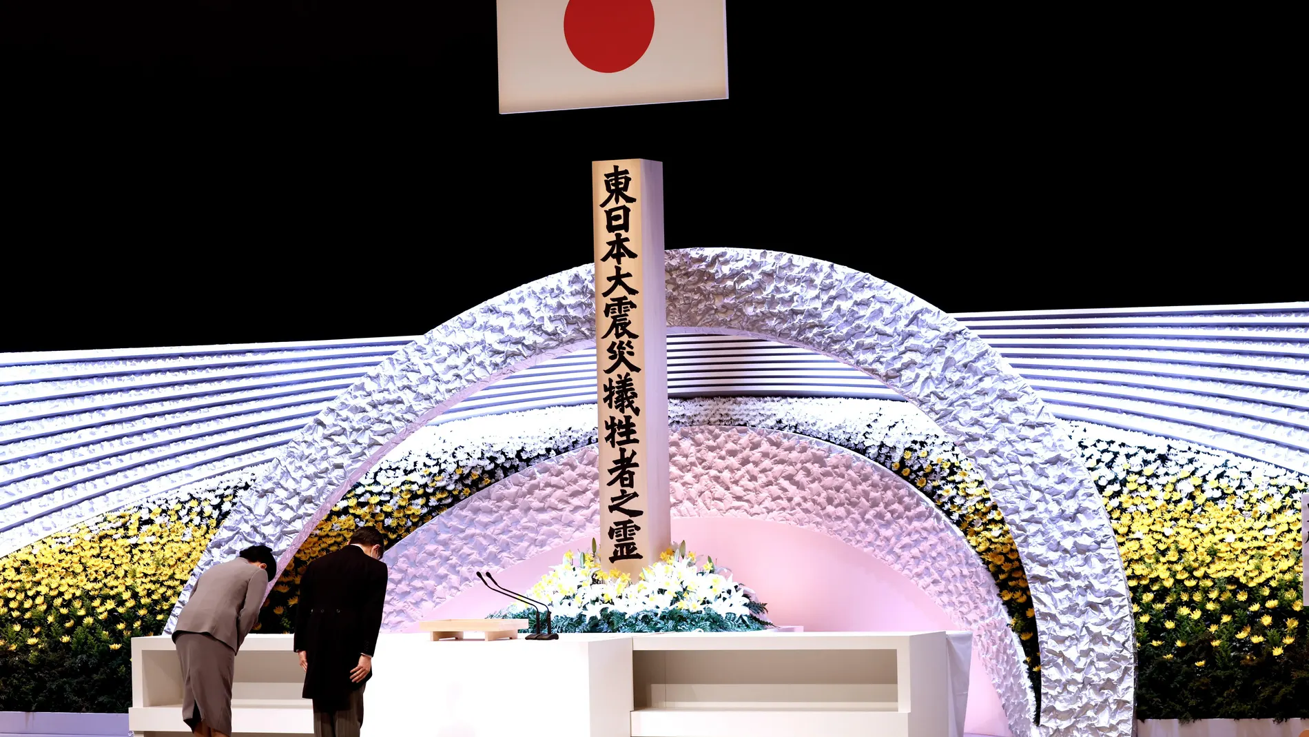 El Emperador Naruhito (R) y la Emperatriz Masako (L) de Japón se inclinan ante el altar por las víctimas del terremoto y tsunami del 11 de marzo de 2011 en Tokio, Japón
