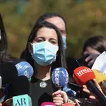 La presidenta de Ciudadanos, Inés Arrimadas, ofrece declaraciones a los medios durante el acto de la Asociación de Víctimas del Terrorismo por el ‘Día Europeo de las Víctimas del Terrorismo’ con motivo del 17 aniversario del atentado del 11-M, en el Bosque del Recuerdo del Parque del Retiro, en Madrid