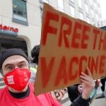 Un grupo de manifestantes demandan la distribución gratuita y global de dosis para erradicar la Covid en todos los países