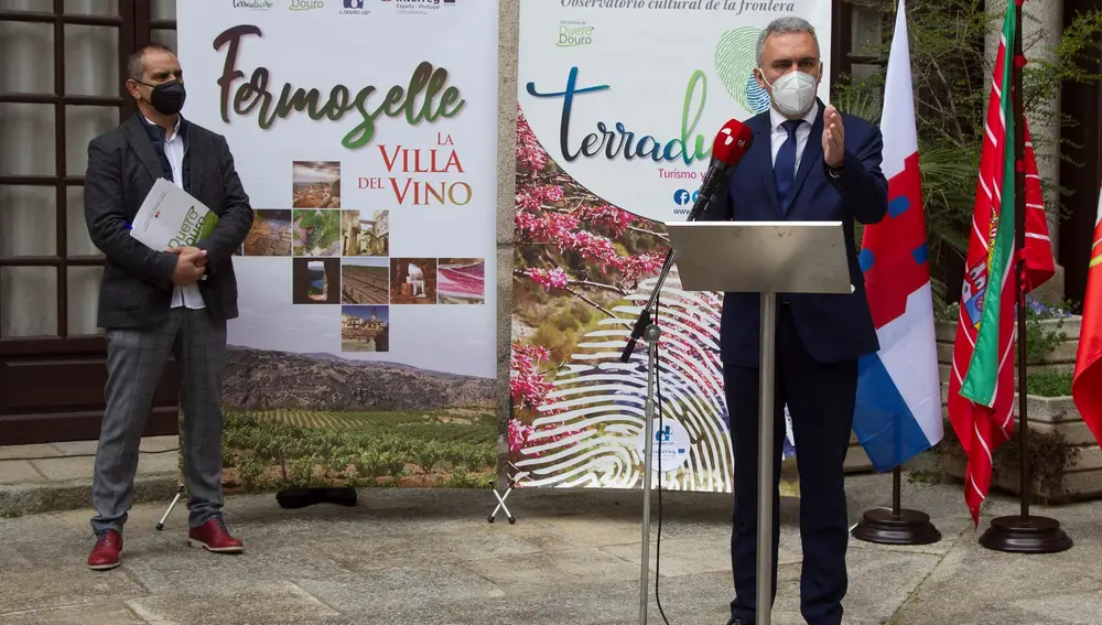 GRAF2919. ZAMORA, 11/03/2021.- El delegado del Gobierno en Castilla y León, Javier Izquierdo (d), presenta este jueves en Zamora el proyecto "Fermoselle, la villa del Vino". EFE/Mariam A. Montesinos