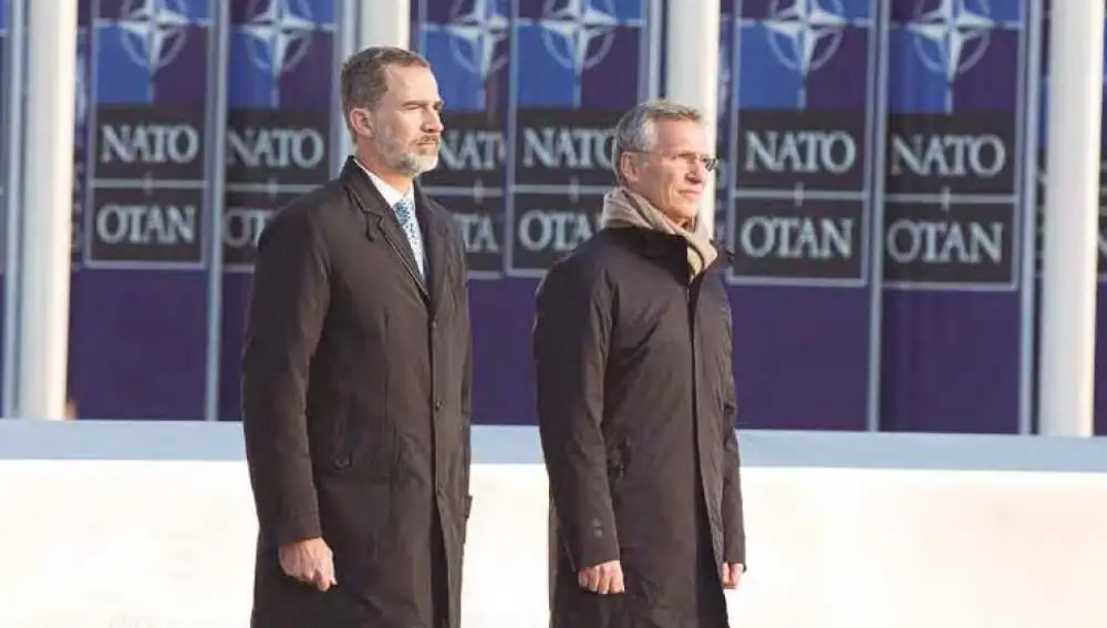 El rey Felipe VI en un acto oficial junto al secretario general de la OTAN, Jens Stoltenberg