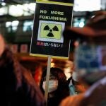 Una manifestante contra la energía nuclear protesta frente a la sede de TEPCO en Tokio durante el décimo aniversario de la tragedia de Fukushima
