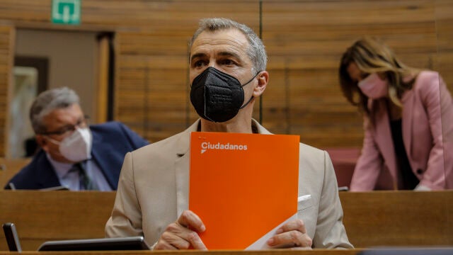 El coordinador autonómico de Ciudadanos (Cs) en La Comunitat Valenciana, Toni Cantó durante una sesión plenaria en Les Corts valencianes, en Valencia, Comunidad Valenciana (España), a 11 de marzo de 2021