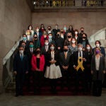 Fotografía conjunta de los miembros de Junts per Catalunya, con la presencia de la nueva presidenta del Parlament de Catalunya, Laura Borràs (c- blanco)